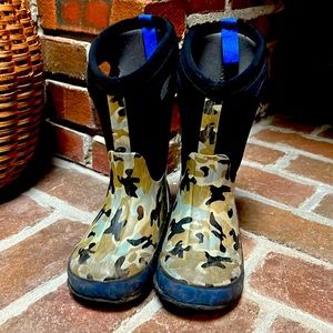 Boys camo bogs